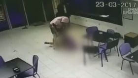 VIDEO Interlopii jefuiau câștigătorii de la pariuri. Clienții unei săli de pariuri au fost șantajați